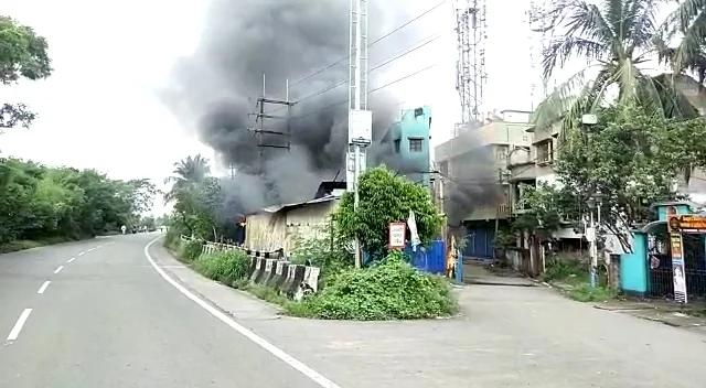 নবমীর সকালে ডোমজুড়ের কাছে গাড়ির গ্যারেজে আগুন