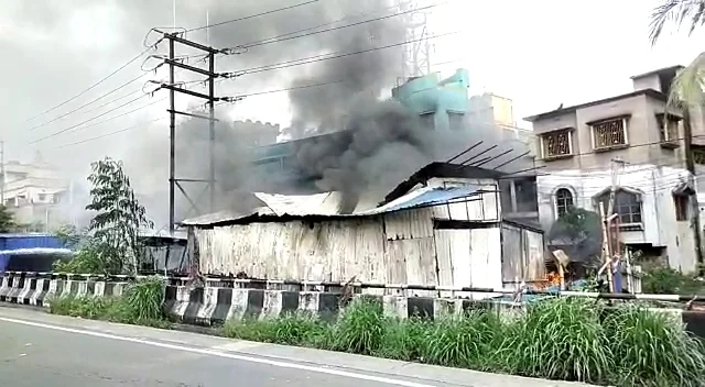 নবমীর সকালে ডোমজুড়ের কাছে গাড়ির গ্যারেজে আগুন