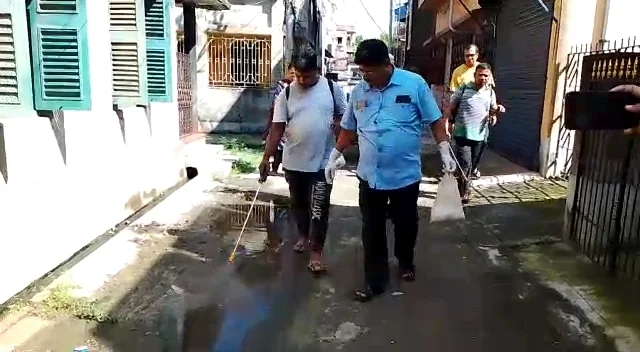 বালিতেও থাবা ডেঙ্গুর, নেতা পুরকর্মীদের নিয়ে ব্লিচিং ছড়াতে রাস্তায় নামলেন নেতা নিজেই