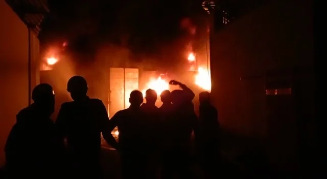 হাওড়ায় প্লাস্টিক গোডাউনে বিধ্বংসী অগ্নিকান্ড