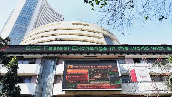 পশ্চিম এশিয়ায় অস্থিরতা: বুধবার সকালেই শেয়ার বাজারে ব্যাপক পতন, ১৭০০ পয়েন্ট পড়ল সেনসেক্স