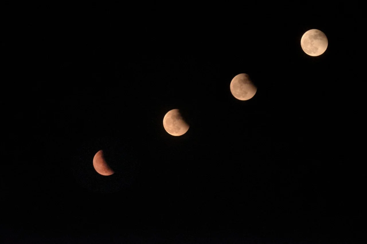 কলকাতার আকাশে চন্দ্রগ্রহণ, ক্যামেরাবন্দী হল সেই মহাজাগতিক দৃশ্য