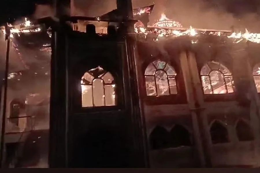 কার্গিলের জামিয়া মসজিদে বিধ্বংসী আগুন