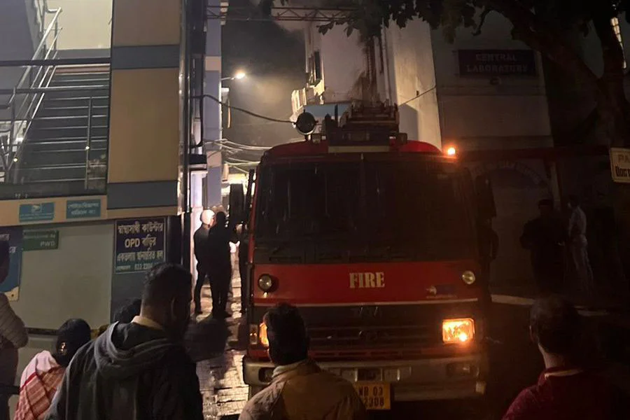 এসএসকেএম -এর ইমারজেন্সি সংলগ্ন ল্যাবে আগুন, ঘটনাস্থলে দমকলের ৯ টি ইঞ্জিন