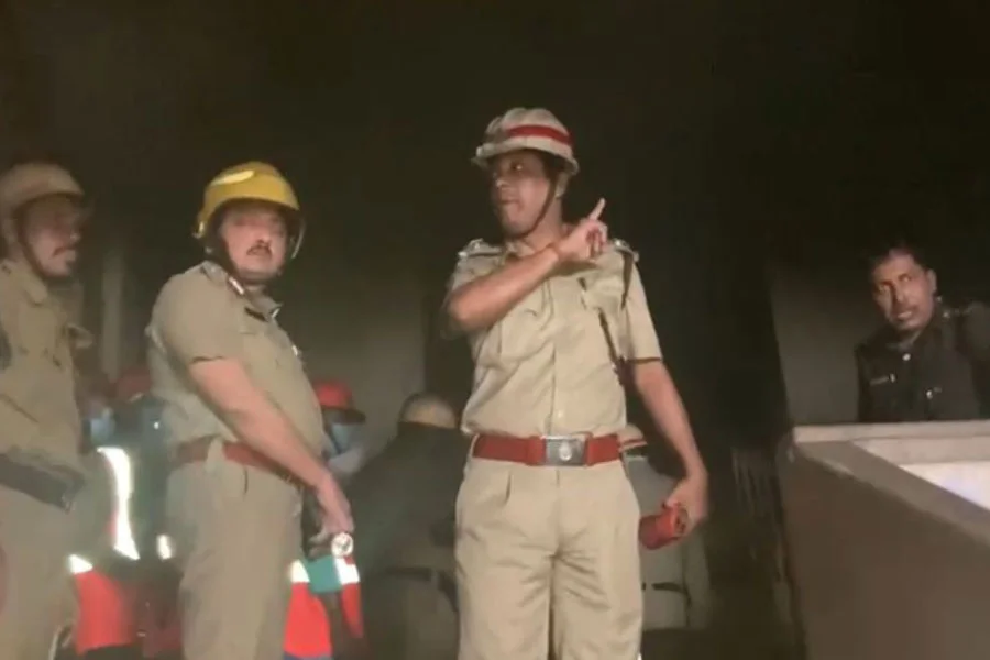 এসএসকেএম -এর ইমারজেন্সি সংলগ্ন ল্যাবে আগুন, ঘটনাস্থলে দমকলের ৯ টি ইঞ্জিন