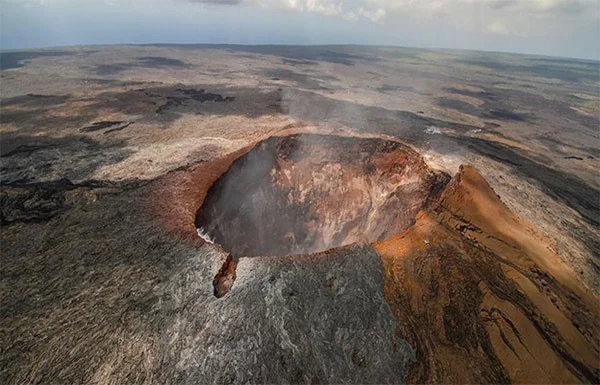 সর্ববৃহৎ আগ্নেয়গিরিতে অগ্ন্যুৎপাত, সতর্কতা জারি