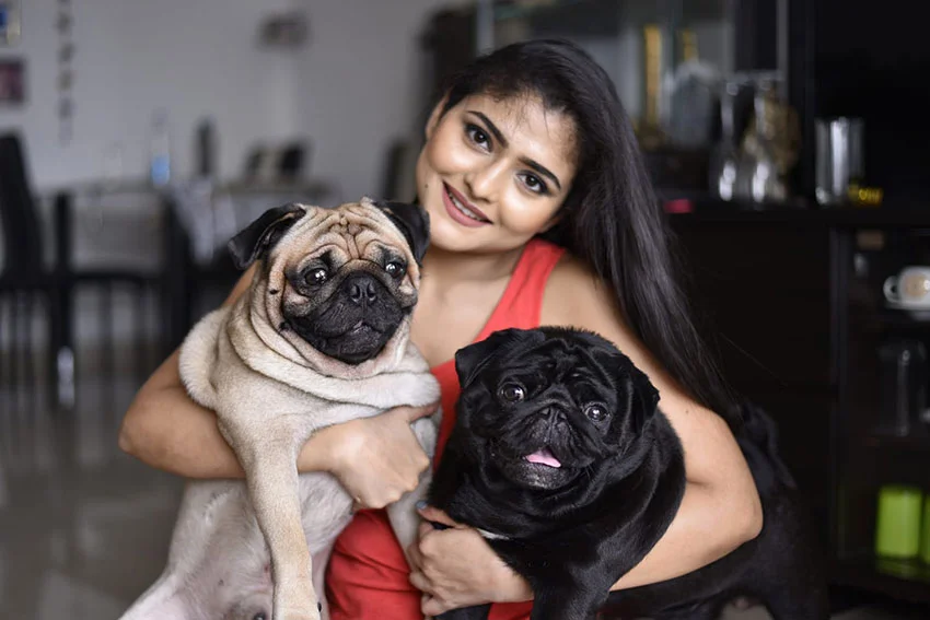 অমৃতলোকে ঐন্দ্রিলা: বেল বাজলেই যাচ্ছে দৌড়ে, অপেক্ষায় প্রহর গুনছে তার দুই অবোধ সন্তান