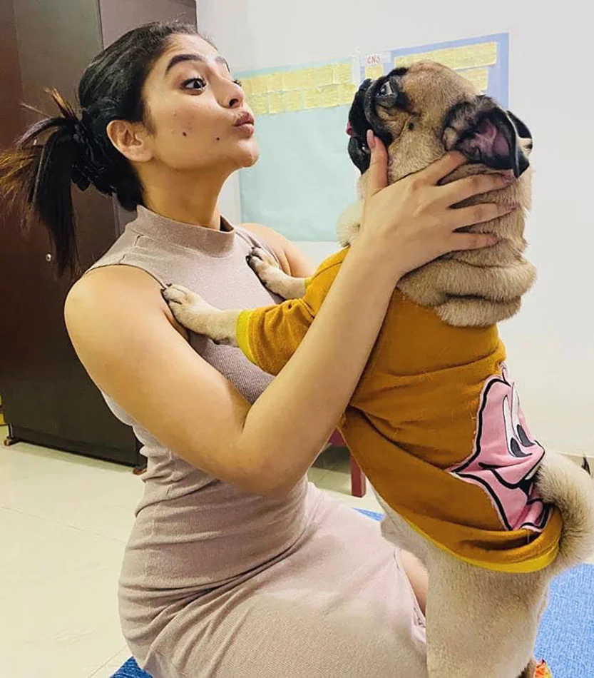 অমৃতলোকে ঐন্দ্রিলা: বেল বাজলেই যাচ্ছে দৌড়ে, অপেক্ষায় প্রহর গুনছে তার দুই অবোধ সন্তান