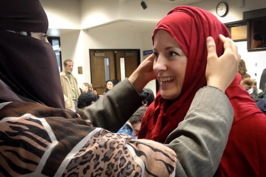 প্রথমবার হিজাব পরে উচ্ছ্বসিত কাতারে খেলা দেখতে আসা অমুসলিম মহিলা দর্শকরা