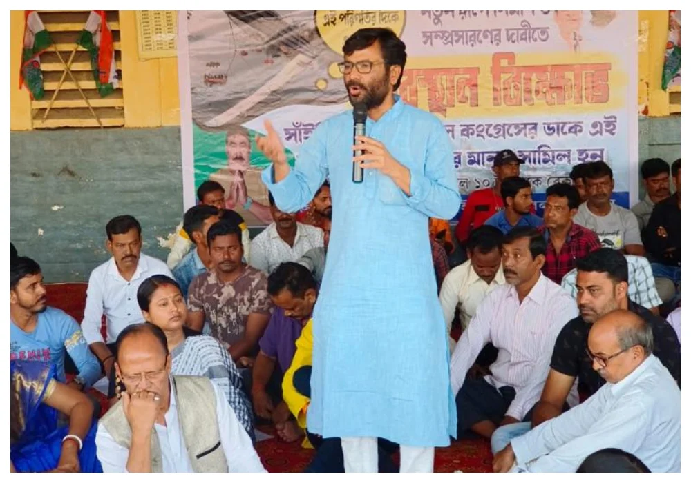 রেলের উদাসীনতায় তৈরি হচ্ছে না ওভারব্রিজ, দ্রুত নির্মাণের দাবিতে বিক্ষোভ তৃণমূলের