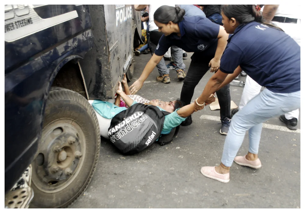 ক্যামাক স্ট্রিটে অভিষেকের অফিসের সামনে চাকরীপ্রার্থীদের বিক্ষোভ, ধুন্ধুমার