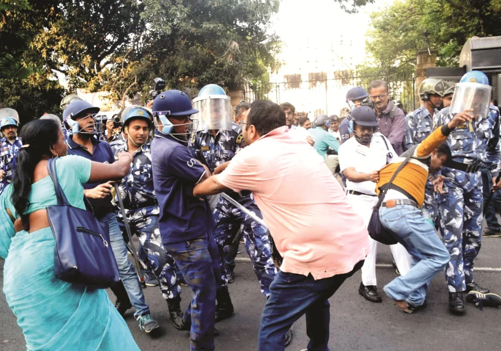 মহার্ঘ ভাতার দাবিতে সরকারি কর্মচারীদের বিধানসভা অভিযান ঘিরে হট্টগোল