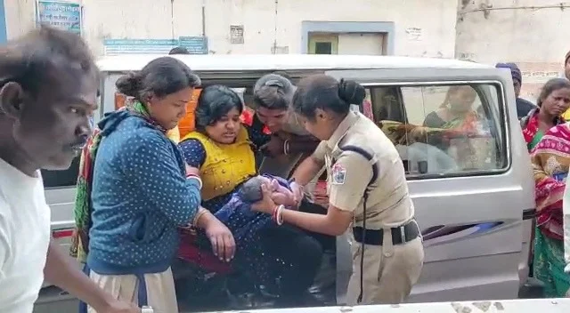 মেদিনীপুর স্টেশনে ফের প্রসূতির বাচ্চা প্রসব, হাসপাতালে পাঠাল ‘সেহেলী’