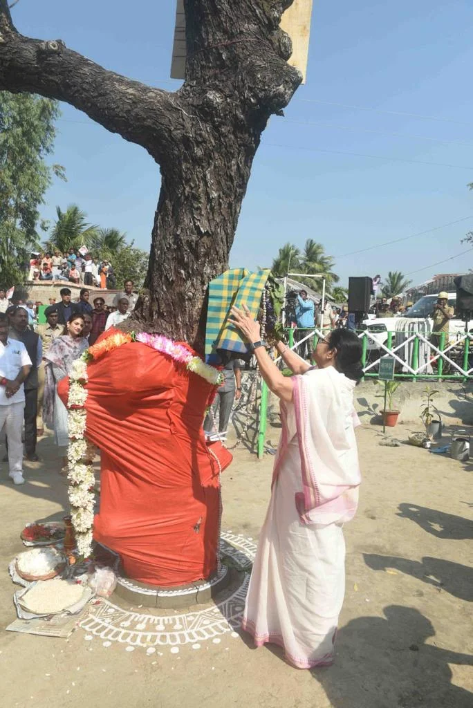 শতাব্দী প্রাচীন বৃক্ষ পুজোর মধ্যে দিয়ে সুন্দরবন রক্ষার দিশা দিলেন মুখ্যমন্ত্রী