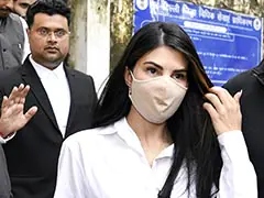 আইনজীবী বেশে দিল্লির আদালতে অভিনেত্রী জ্যাকলিন