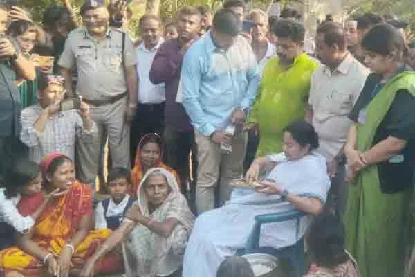 লঞ্চ চালালেন ইছামতীতে, রেশনের চালের ভাত আর ওল-ট্যাংরার ঝোল খেলেন মমতা