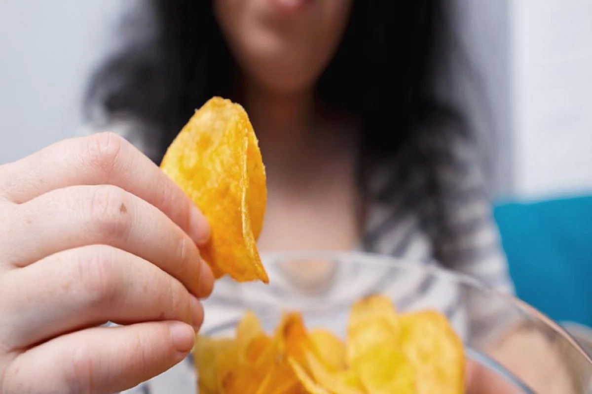 নিয়মিত আলুর চিপস খাচ্ছেন! অজান্তেই ডেকে আনছেন অবাঞ্ছিত রোগবালাই