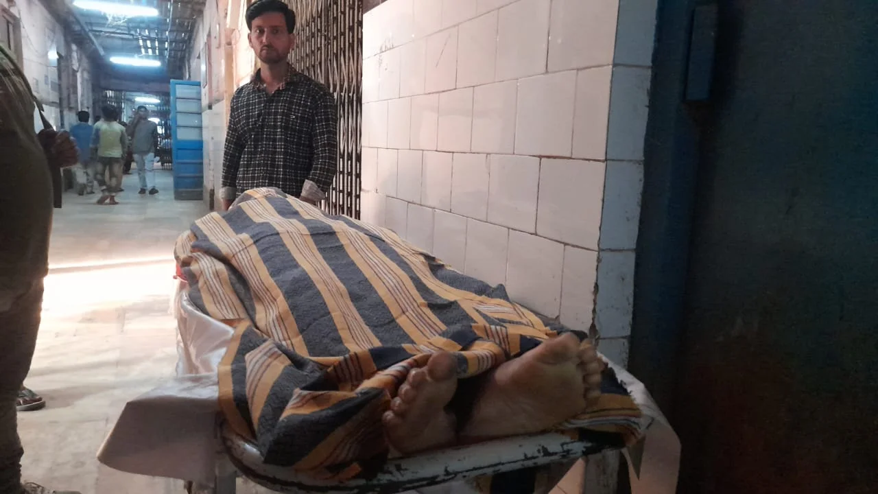 মালদহ জেলার কালিয়াচকের স্কুলে  শৌচাগারের প্রাচীর ভেঙে মৃত ১ পড়ুয়া