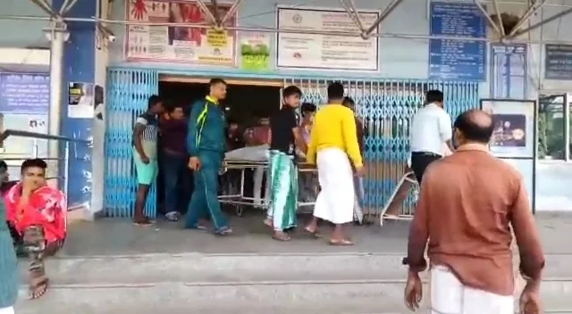 ভোরের লোকাল ট্রেনের কামরায় ব্যবসায়ীকে ধারালো অস্ত্রের কোপ মেরে খুনের চেষ্টা