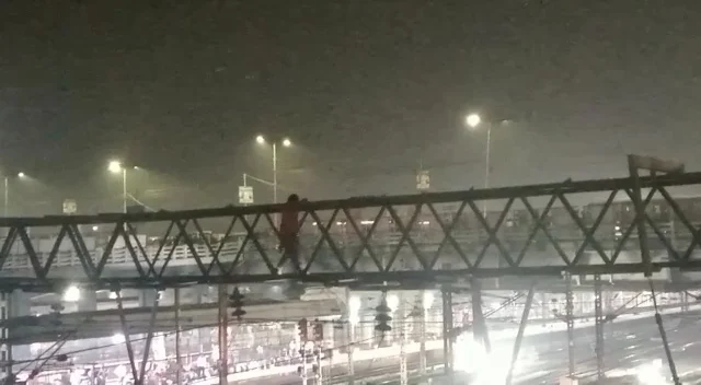 এবার হাওড়া স্টেশনের ওভারহেড তারের জয়েসে চড়ে বসলো এক মানসিক ভারসাম্যহীন, ব্যহত পূর্ব রেলের ট্রেন চলাচল