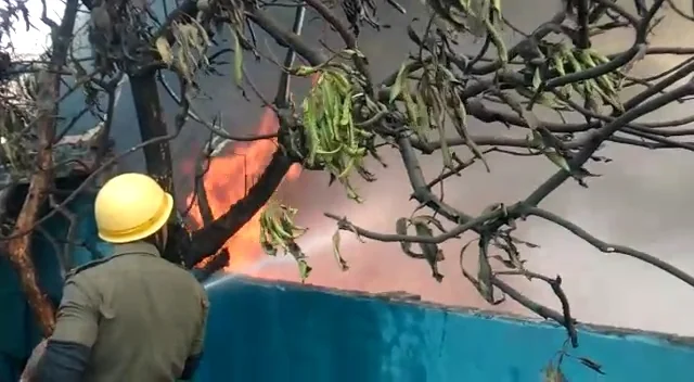 সাতসকালে লিলুয়ার প্লাস্টিক কারখানায় বিধ্বংসী আগুন