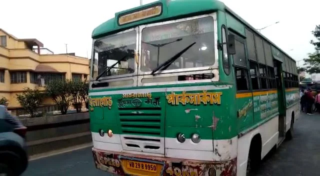 সাঁতরাগাছি কোনা এক্সপ্রেসওয়েতে দুর্ঘটনা, বাসের ধাক্কায় গুরুতর আহত বাইক আরোহী