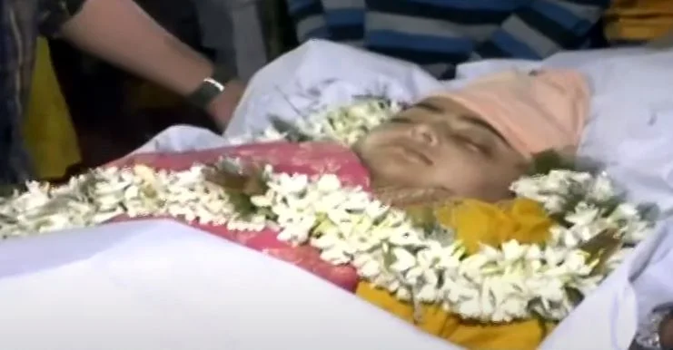 ২০ দিনের লড়াই শেষ, ক্যাওড়াতলা  মহাশ্মশানে শেষকৃত্য অভিনেত্রী ঐন্দ্রিলা শর্মার