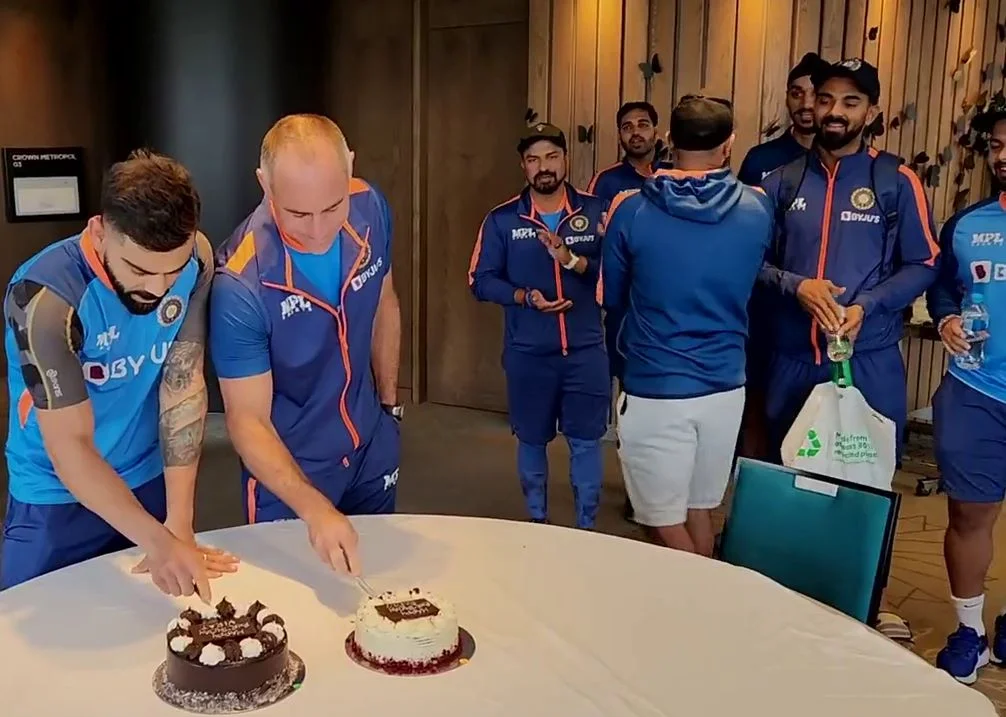 বিরাট নটআউট ৩৪, ড্রেসিংরুমে কেক কেটে সেলিব্রেশন সতীর্থদের   দেখুন ভিডিও