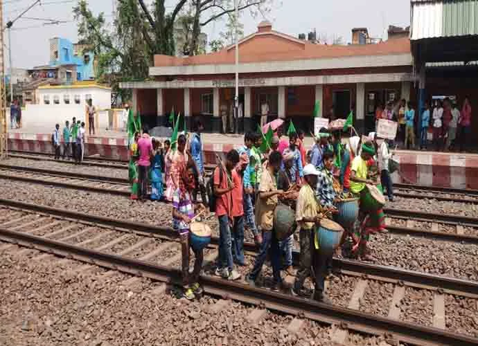 স্টেশনে সাঁওতালিতে ঘোষণা হোক, দাবি আদিবাসীদের
