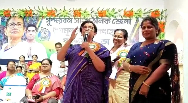 কুলপিতে চলো গ্রামে যাই কর্মসূচিতে রাজ্য তৃণমূল সভানেত্রী চন্দ্রিমা ভট্টাচার্য
