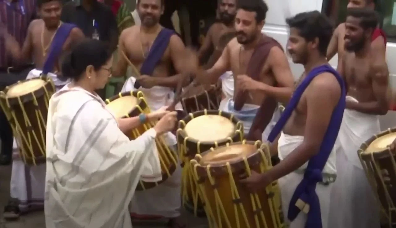 বাজালেন ‘ছেন্দা  মেলম’ মমতার ছন্দে মিলল চেন্নাই- কলকাতা