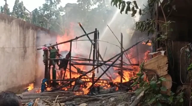 হাওড়ায় ব্যাতাইতলার কাছে তিনটি ঝুপড়িতে বিধ্বংসী আগুন,  হতাহতের খবর নেই