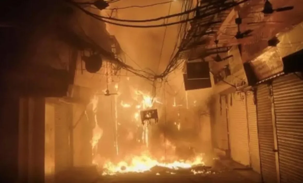 দিল্লির ভগীরথ প্যালেস মার্কেটে ভয়াবহ আগুন, পুড়ে ছাই ৫০টি দোকান