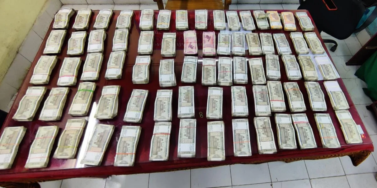 ফের হাওড়া স্টেশন থেকে উদ্ধার বিপুল পরিমাণ টাকা, আটক ব্যক্তি উত্তরপ্রদেশের বাসিন্দা