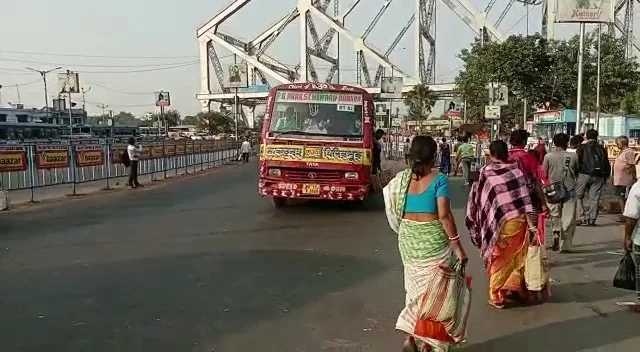 হাওড়া ব্রিজ দিয়ে নামার পথে নিয়ন্ত্রণ হারিয়ে বাস পিষে দিলো দুই পথচারীকে,  আশঙ্কাজনক  এক
