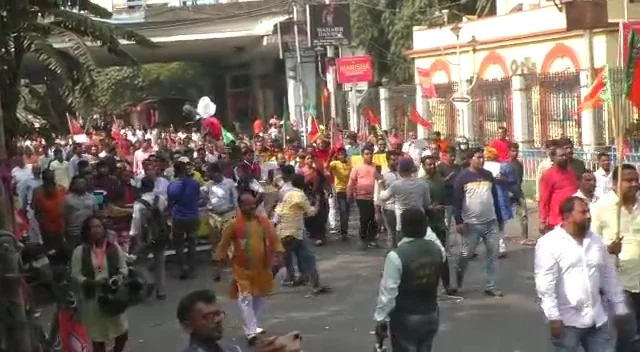 বিজেপির যুবমোর্চার হাওড়া পুরসভা অভিযান ঘিরে উত্তেজনা পুলিশের সঙ্গে ধস্তাধস্তি আটক বেশ কয়েকজন  