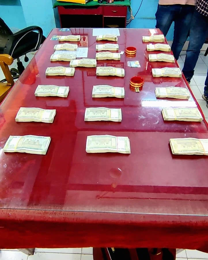 হাওড়া ষ্টেশন থেকে আবারও উদ্ধার বিপুল পরিমাণ নগদ টাকা ও সোনার গয়না,  ধৃত ১  