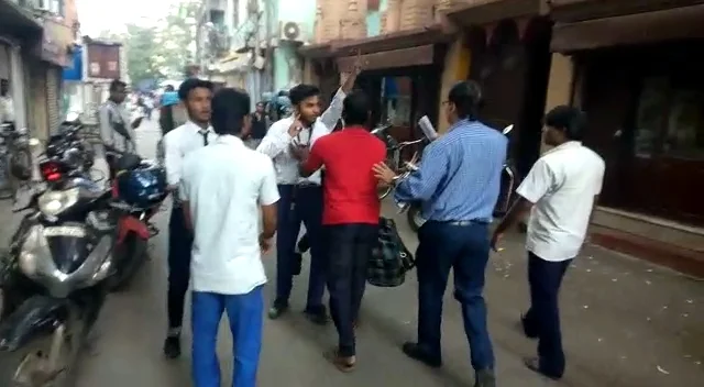 বহিরাগতদের এনে হামলার অভিযোগ ছাত্রদের বিরুদ্ধে, মারমুখী স্থানীয়রাও তুমুল উত্তেজনা হাওড়ায়