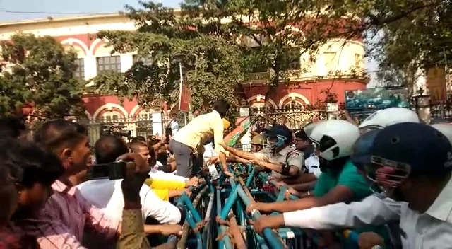 বিজেপির যুবমোর্চার হাওড়া পুরসভা অভিযান ঘিরে উত্তেজনা পুলিশের সঙ্গে ধস্তাধস্তি আটক বেশ কয়েকজন  