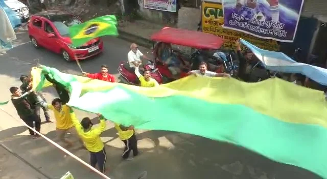 ফুটবল বিশ্বকাপের বোধন আজ,  হাওড়ায় ব্রাজিল-আর্জেন্টিনার ভক্তেরা প্রিয় দলের সাফল্য কামনায় করলেন যজ্ঞ
