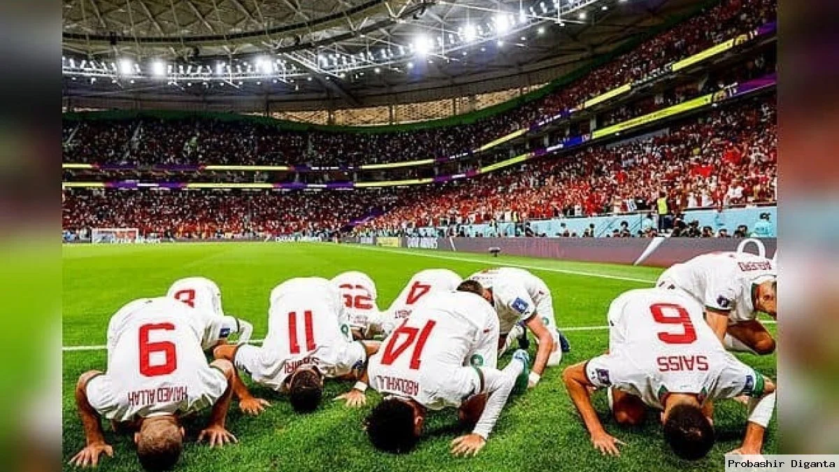 বিশ্বকাপে সেজদায় জয় উদযাপন, প্রশংসিত মরক্কোর ফুটবলাররা