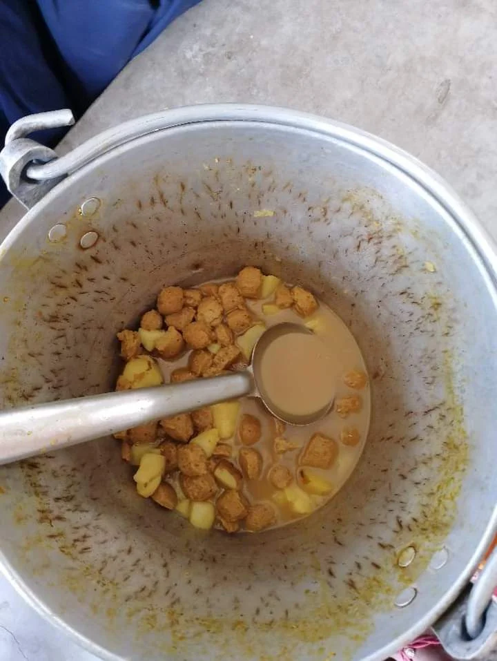 মিড ডে মিলের খাবারে পোকা, জেলা প্রশাসনের কাছে কড়া পদক্ষেপের আর্জি জানালেন অভিভাবকরা