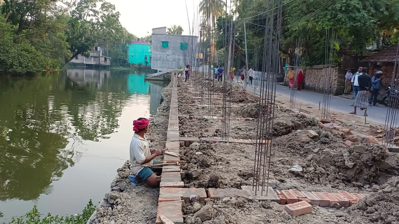 অবৈধ ভাবে পুকুরের উপর কংক্রিটের বিল্ডিং নির্মাণ টাকিতে 