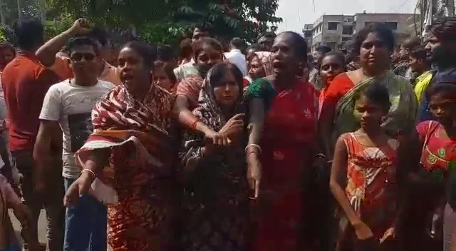 এলাকা জুড়ে মাদকের রমরমা, উদাসীন প্রশাসন  গ্রামবাসীদের অবরোধ হাওড়ার সাঁকরাইলে