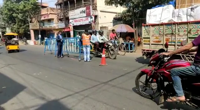 সাঁতরাগাছি সেতুর সংস্কারের জন্য যানজট এড়াতে হাওড়া-আমতা রোডে বসানো হলো টেম্পোরারি গার্ডরেল