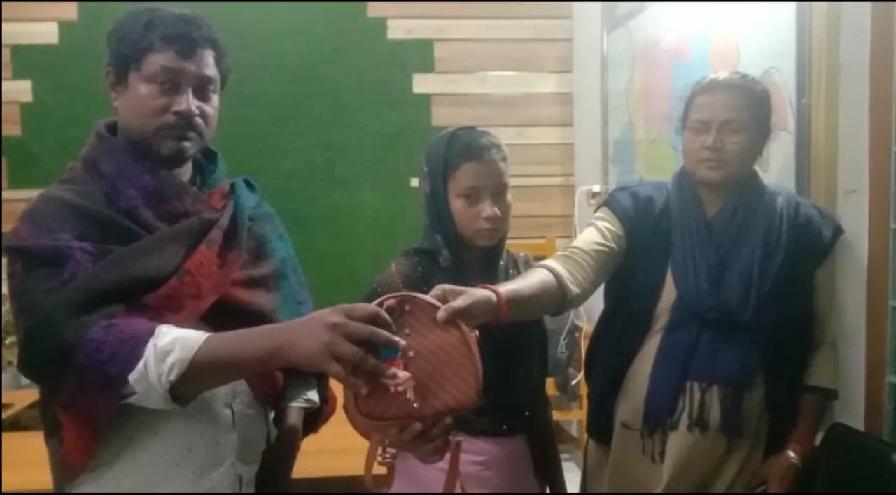 মুর্শিদাবাদের  মতিঝিল থেকে  লক্ষাধিক  টাকা সহ নাবালিকা উদ্ধার