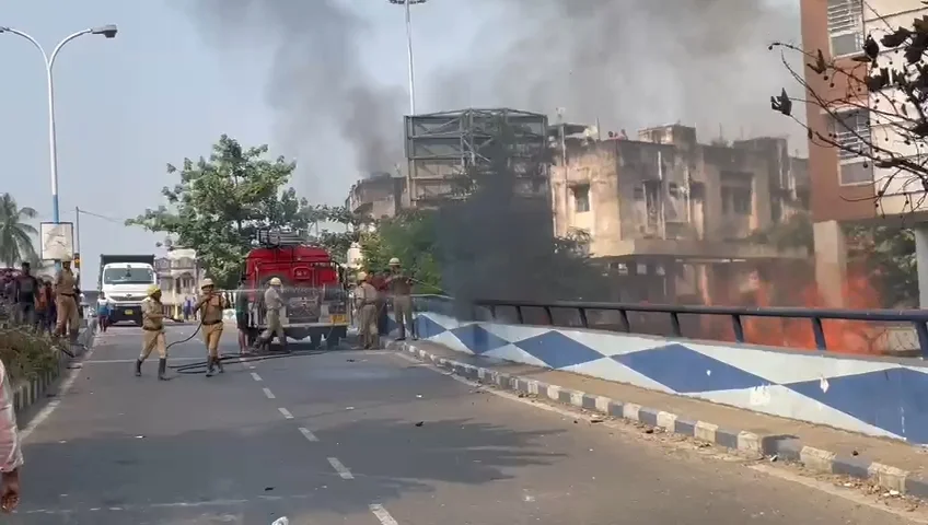 হাওড়ায় ব্যাতাইতলার কাছে তিনটি ঝুপড়িতে বিধ্বংসী আগুন,  হতাহতের খবর নেই