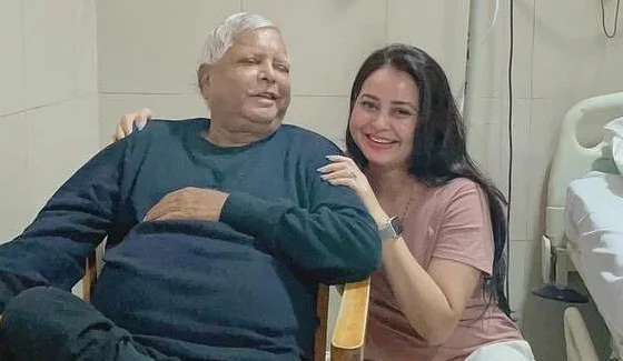 নিজের কিডনি দিয়ে বাবাকে সুস্থ করে তুলতে চান লালুকন্যা রোহিণী