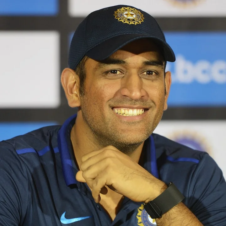 গম্ভীরের হাসি মুখের প্রশংসায় ধোনি