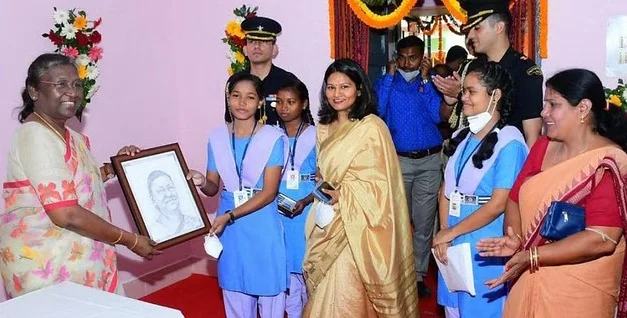 'মেঝে ছিল মাটির, নিজেরাই গোবর দিয়ে মুছতাম', ভুবনেশ্বরে নিজের গ্রামের স্কুলে গিয়ে আবেগপ্রবণ রাষ্ট্রপতি মুর্মু